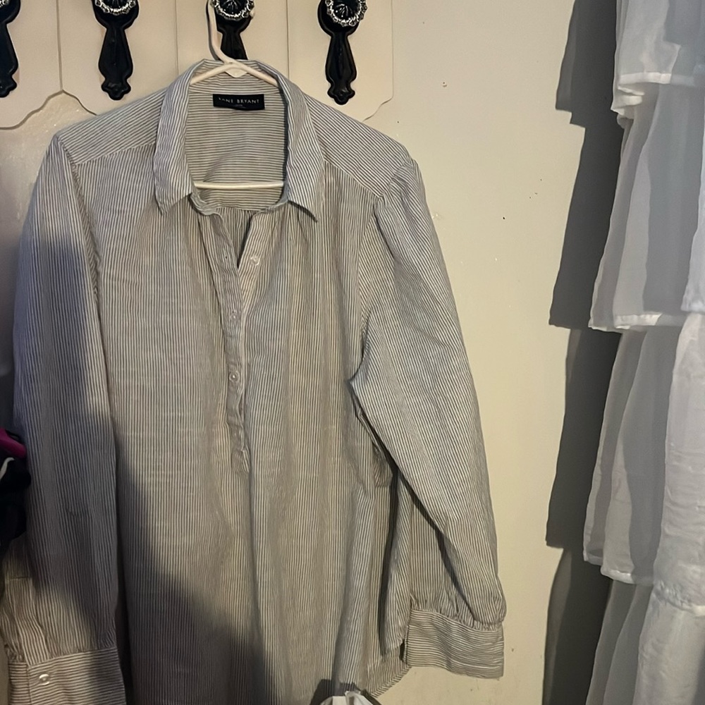 Womens 1/2 button up blouse lane Bryant white/light blue pinstripe sz 22/24